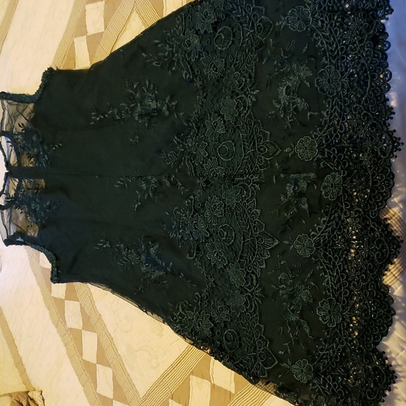 Like new stunning forest green dress.lace detail throughout - Picture 11 of 16